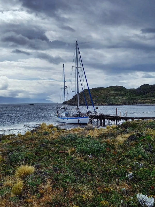 Sailing on the Ksar to the Bridges Islands Embark on an unforgettable adventure aboard the sailboat Ksar to the stunning Bridges Islands, located in the Beagle Channel in Ushuaia, Tierra del Fuego, Argentina. This journey allows you to explore an impressive archipelago of rocky islands surrounded by crystal-clear waters and exceptional marine biodiversity. During the navigation, you'll marvel at the natural beauty of the islands and discover a diverse range of marine life and bird species in their natural habitat. Enjoy dramatic landscapes, from striking rock formations to panoramic views of the Beagle Channel. Onboard the Ksar, you'll experience a comfortable and safe voyage, with the necessary equipment to fully enjoy this unique experience. The sailboat, with its history and preparation for extreme conditions, provides the perfect setting for exploring this extraordinary destination. Be captivated by the magic of the Bridges Islands and experience a sailing adventure you'll remember forever. Don’t miss the chance to explore this unique corner of the world!