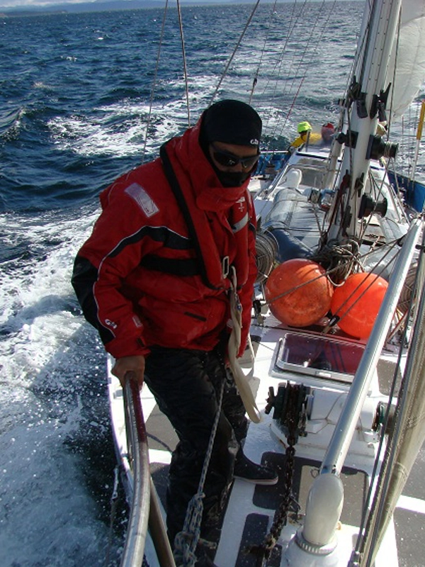 Sailing around the mythical Cape Horn aboard the Ksar sailboat is an exciting and challenging adventure. Extreme weather conditions and turbulent waters make this journey an unforgettable experience for sports sailing enthusiasts. Cape Horn, also known as Kaap Hoorn in Dutch or Cape Horn, represents the southernmost point of Hornos Island and the Tierra del Fuego archipelago. Located in the southern region of Chile, it has historically been considered the southernmost point of America, though this title truly belongs to Águila Islet in the Diego Ramírez Islands, also under Chilean control. As one of the three great capes of the southern hemisphere, it marks the northern limit of the Drake Passage, connecting the Pacific and Atlantic Oceans and separating America from Antarctica. Cape Horn is the southernmost point traditionally associated with South America. It is located at the southern tip of Hornos Island, the southernmost of the Hermite Islands, part of the Wollaston Islands (Chile), and the Chilean portion of the Tierra del Fuego archipelago. For centuries, Cape Horn has played a crucial role in maritime trade routes, despite the dangerous conditions it presents, including strong winds, waves, and icebergs. However, with the opening of the Panama Canal in 1914 and the development of land-based infrastructure elsewhere on the continent, commercial navigation around the cape has significantly decreased. Today, the cape is primarily used by large ships that cannot pass through the canal, such as aircraft carriers or oil tankers. Navigating its waters remains an exciting challenge for sailing enthusiasts, with various sporting and tourist events taking advantage of this passage, including major yacht races like the Vendée Globe. The area around Cape Horn is known for its extreme conditions, with winds known as the "Roaring Forties," "Furious Fifties," and "Screaming Sixties," and waves that can exceed 30 meters in the western region. From Ushuaia, many sports sailing vessels set off for Cape Horn, making a stop at Puerto Williams, Navarino Island (Chile), to complete necessary formalities. The region, with its notorious reputation and challenging waters, is monitored by the Chilean Navy, which maintains a watch station near the Monumental Lighthouse. The optimal months for crossing Cape Horn are December and January, although calms are also common, providing opportunities to visit the island and its surroundings. The anchorage at Hornos is equipped with buoys to moor ships, located in a protected bay at the foot of a cliff. A staircase provides access to the Watch and Signal Post, where Chilean Navy personnel permanently monitor the area. Sports sailing in the waters of Cape Horn represents one of the greatest challenges for sailors. Its extreme southern location at 56°S, and its geography characterized by the sparse presence of land, impose exceptional conditions. These winds acquire extraordinary force due to the funnel effect, channeling their intensity through the Drake Passage between the Andes and the Antarctic Peninsula. The landscape is characterized by the total absence of trees and a vegetation cover dominated by grasses, resulting from the constant rains in the region. Additionally, Cape Horn is exposed to harmful ultraviolet rays that pass through the ozone hole, especially concentrated in the southernmost part of the planet. Since the first Europeans ventured into the seas surrounding Cape Horn, descriptions of its dangers have been legendary: hurricane-force winds, giant waves, and treacherous rocks. In such conditions, the slightest mistake can lead to disaster. In this part of the Tierra del Fuego province, recognized by UNESCO as a biosphere reserve, you will witness an impressive diversity of wildlife. From the Gentoo penguin to the Patagonian, as well as majestic birds like the royal albatross, make Cape Horn a unique destination. Although uninhabited, the cape is home to a lighthouse, while on Hornos Island, another lighthouse and a small station are home to the watchman and his family. Additionally, a monument in the shape of an albatross pays tribute to the sailors who lost their lives attempting to reach this iconic place.