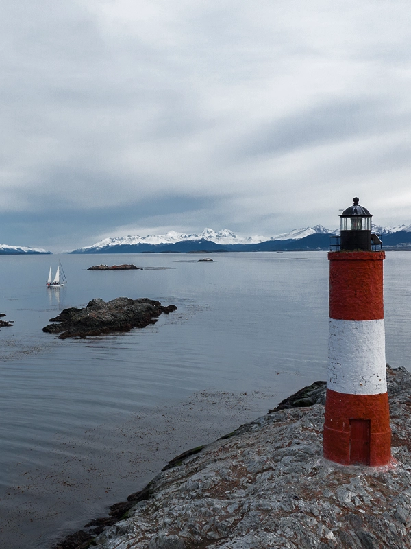 Navigation on the Sailboat Ksar to the Lighthouse at the End of the World Discover the magic of Les Éclaireurs Lighthouse, known as the Lighthouse at the End of the World, by sailing aboard the Sailboat Ksar. This iconic lighthouse is located in the heart of the Beagle Channel in Tierra del Fuego, Argentina, and is a must-visit destination for adventurers looking to explore the farthest reaches of the planet. The Sailboat Ksar, with its sturdy steel hull and rich history of Antarctic explorations, offers a unique and safe experience for sailors. Prepare for an unforgettable journey as you head towards the mythical lighthouse that has guided sailors through the southern waters since 1920. Onboard the Ksar, you'll enjoy comfortable and well-equipped cabins designed to withstand the extreme conditions of the south. The diesel drip stove heating ensures a warm and cozy environment after a day of adventures at sea. During the navigation, you'll witness the stunning marine wildlife, with the chance to spot penguins, sea lions, and a variety of native birds. Additionally, the scenic landscape of snow-capped mountains and surrounding glaciers will leave you breathless. Join us on this expedition to Les Éclaireurs Lighthouse and experience sailing to the very End of the World with the safety and comfort that only the Sailboat Ksar can provide. Embark on an adventure you'll remember forever!