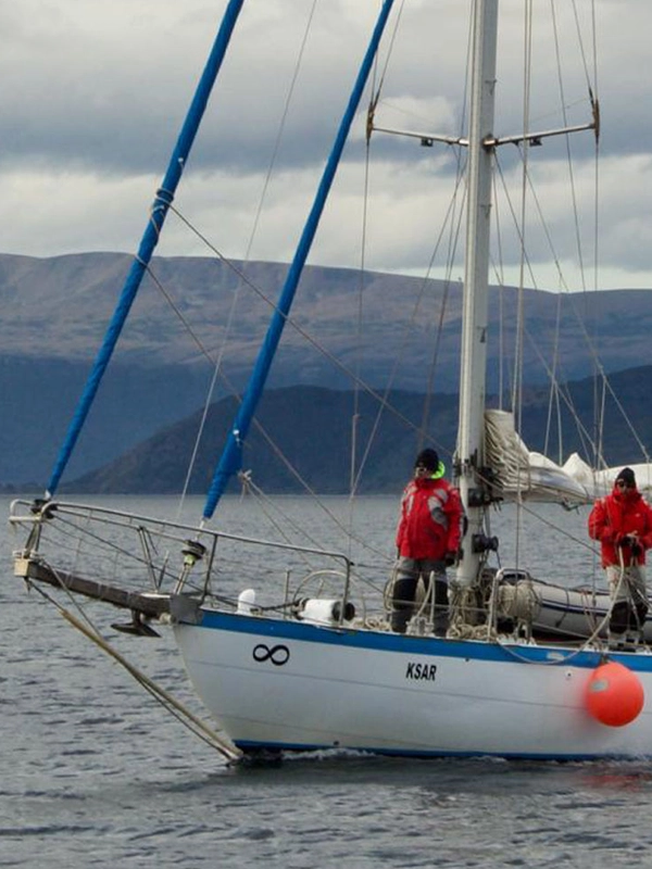 Ksar Sailboat Expeditions in the Beagle Channel: Discover the ultimate adventure with Ksar Sailboat, offering personalized navigation support in the impressive Beagle Channel, Ushuaia, Tierra del Fuego, Patagonia, Argentina. Our personalized expeditions are designed to meet your unique interests and needs, providing an unparalleled experience in one of the most stunning regions in the world. Whether you are exploring the crystal clear waters, embarking on a wildlife viewing trip or searching for secluded coves, the Ksar offers a perfect base for your adventure. Our experienced crew provides comprehensive support, ensuring that your navigation is smooth, safe and tailored to your wishes. Join us aboard the Ksar Sailboat for a tailor-made expedition, where every detail is designed to offer an unforgettable journey through the Beagle Channel and beyond. Explore the wonders of Tierra del Fuego and Patagonia with the experience and personalized attention that only Ksar can offer.