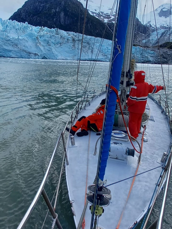 Discover the breathtaking expeditions of Velero Ksar at the End of the World, Ushuaia, Tierra del Fuego, sailing the waters of the Beagle Channel. Join us for an unforgettable adventure vacation, exploring pristine landscapes, spotting unique wildlife, and immersing yourself in the history of these remote areas. Book now and experience the unique journey that only Velero Ksar can offer