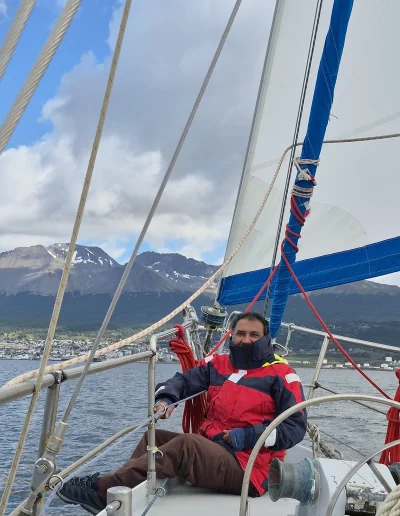 Featured Sailings Aboard the Ksar Sailboat – Ushuaia, Tierra del Fuego The Ksar Sailboat offers three unique sailing experiences from the city of Ushuaia, designed for different types of travelers — from those seeking a brief immersion in nature to those looking for an extended overnight adventure. All our departures are in small groups, with personalized service on a vessel equipped to provide safety and comfort in southern conditions. 🌊 1. Full Day Sailing A complete full-day experience to enjoy the Fuegian landscapes, observe marine wildlife, and sail through a naturally stunning environment. During the trip, we visit iconic landmarks, make photo stops, and if weather permits, we anchor to enjoy lunch on board in a sheltered bay. Ideal for travelers seeking to actively and contemplatively explore the region in a single day. Includes: Approximate duration: 6 to 8 hours Departure from Ushuaia in the morning and return in the afternoon Professional crew Hot lunch on board Hot drinks and snacks Bird and marine mammal watching Sailing under sail if conditions allow ⛵ 2. Overnight Sailing Experience This journey invites you to experience a magical night at sea, sleeping aboard the sailboat anchored in a remote and peaceful setting. The experience begins in the afternoon with a relaxed sail and anchoring in a protected bay where guests enjoy dinner and rest surrounded by nature. The following morning, after breakfast, we return to Ushuaia. It’s an ideal option for those seeking a different and intimate experience with direct contact with life on board. Includes: Duration: approximately 24 hours (afternoon departure, return the following afternoon) Hot dinner on board Breakfast and lunch the next day Accommodation on the sailboat with bedding included Sunset and sunrise views from the boat Complete sailing and anchoring experience 🧭 3. 3-Day Expedition Through Guaraní Passage to Puerto Almanza A three-day, two-night expedition for those seeking a longer and deeper experience in contact with southern nature. This journey sails through remote landscapes and visits less-traveled areas, with the possibility of short hikes on land, wildlife sightings, and anchoring in solitary spots. The route includes two nights aboard in protected bays, with all services included. Includes: Duration: 3 days and 2 nights Departure and return from Ushuaia Sailing to Puerto Almanza with intermediate stops All meals on board: breakfast, lunch, snacks, and dinner Accommodation on the sailboat with bedding included Experienced crew Possibility of short hikes on land, weather permitting About the Ksar Sailboat The Ksar is a 40-foot steel sailboat, Joshua model, designed for demanding conditions. It features thermal insulation, diesel heating, a private cabin, full bathroom with hot water shower, equipped kitchen, dining lounge with convertible sofas, navigation desk with modern instruments, library, and storage space. It can comfortably accommodate up to 7 people. Highlighted Features: Safe and comfortable sailing Modern equipment and constant maintenance Captains with over 30 years of experience in the region STARLINK satellite internet available on board These three experiences are designed to connect with the unique environment of Tierra del Fuego from the sea — in a responsible, calm, and small-group format. Each sailing is adapted to weather conditions, always prioritizing the safety and well-being of our passengers.